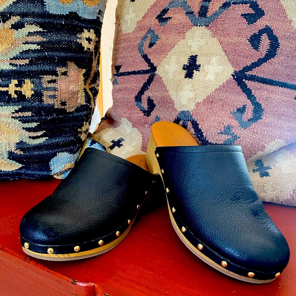 Universal Thread size 7 clog black